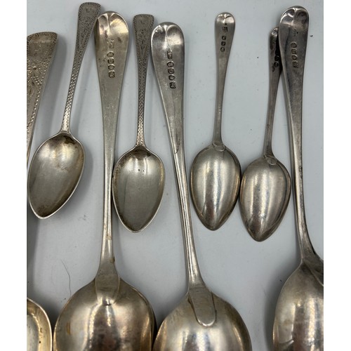 815 - A quantity of Georgian bright cut silver cutlery, 7 dessert forks and 7 dessert spoon, 8 teaspoons, ... 