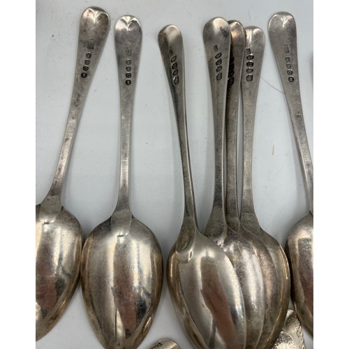 815 - A quantity of Georgian bright cut silver cutlery, 7 dessert forks and 7 dessert spoon, 8 teaspoons, ... 