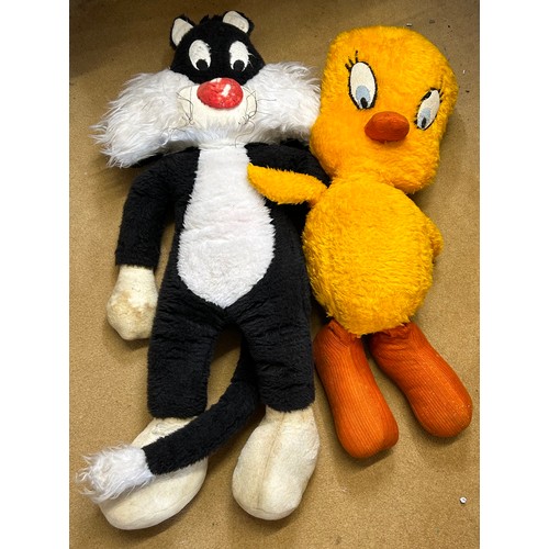 1076 - Two large Looney Tune soft toy characters featuring Sylvester The Cat 90cm h and Tweety Pie 70cm h.