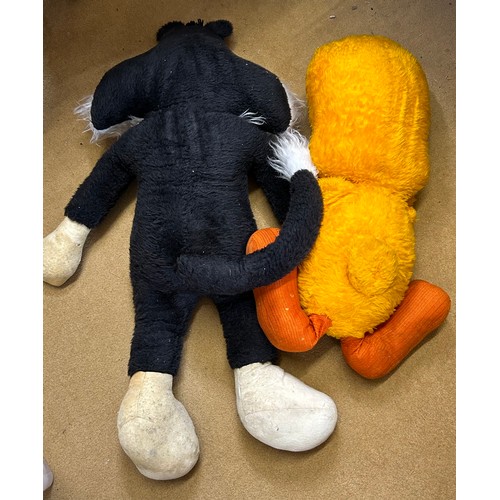 1076 - Two large Looney Tune soft toy characters featuring Sylvester The Cat 90cm h and Tweety Pie 70cm h.