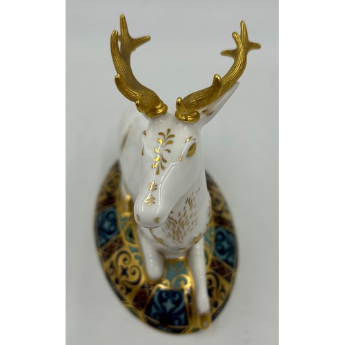 356 - A boxed Royal Crown Derby limited edition White Hart Heraldic Stag paperweight, 324/2000 10cm h, mul... 