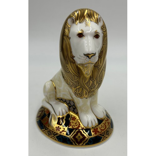 358 - A boxed Royal Crown Derby limited edition Heraldic Lion paperweight, 1162/2000 14.5cm h. Signed to b... 