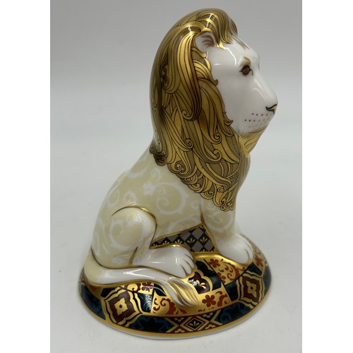 358 - A boxed Royal Crown Derby limited edition Heraldic Lion paperweight, 1162/2000 14.5cm h. Signed to b... 