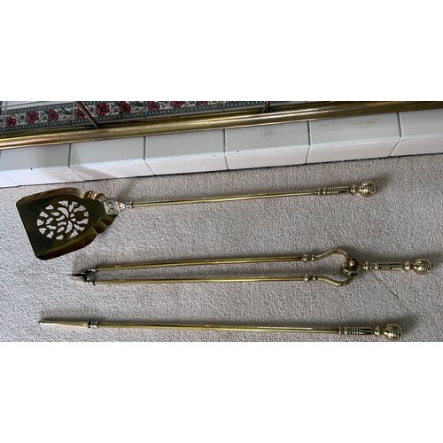 965 - Brass fender, 126cm x 38cm internal, mirrored fire guard 76cm h x 42cm w, fire irons to include poke... 