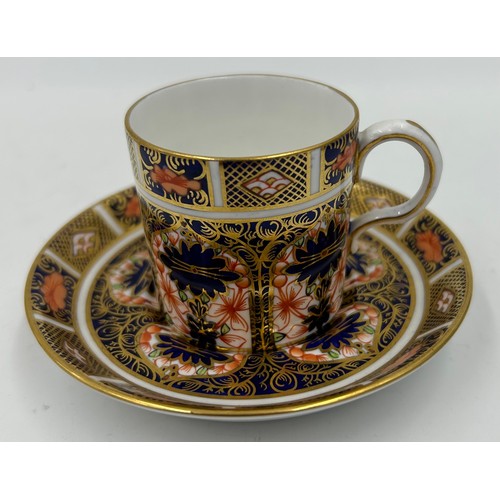 255 - A mixture of ceramics to include a Crown Derby Old Imari coffee can and saucer, a Lladro figurine 'F... 