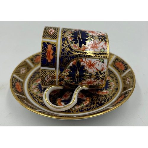 255 - A mixture of ceramics to include a Crown Derby Old Imari coffee can and saucer, a Lladro figurine 'F... 