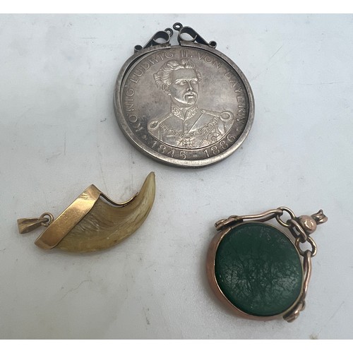 598 - A 14 carat gold mounted tiger claw, a yellow metal fob set with agate and a German coin.