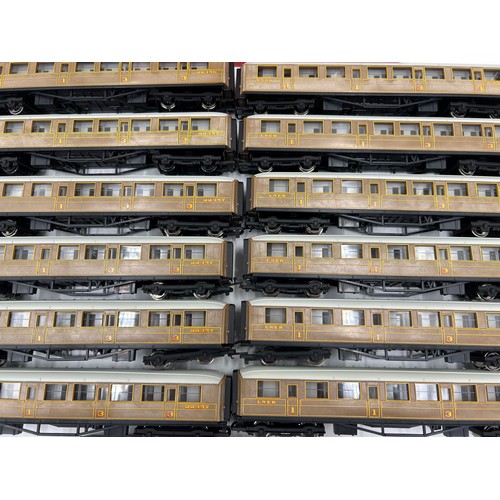 1125 - Hornby 00 gauge Pullman Coaches to include 4 x R413 LNER 1st Class Sleeping Car along with 13 x S992... 