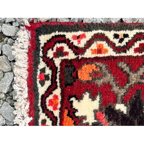 1224 - A contemporary Bakhtiari hand knotted carpet from Persia/Iran with wool pile and cotton warp. Approx... 