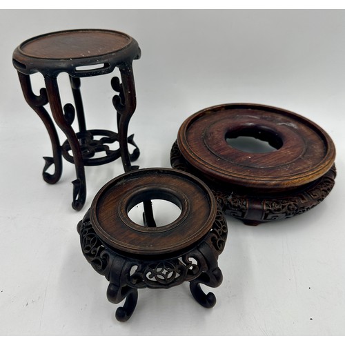 1284 - Wooden stands of various sizes together with a marble stand and a ceramic urn vase.