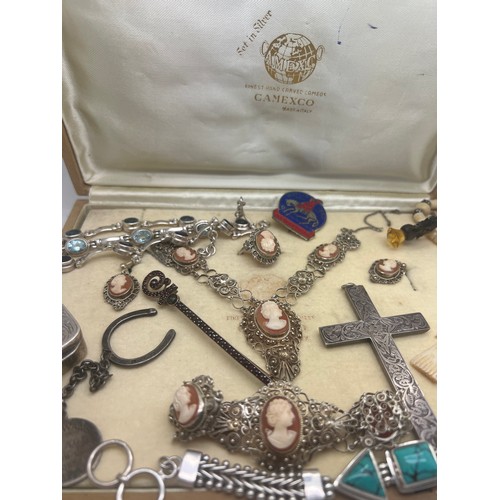 681 - Vintage and modern jewellery etc to include silver crucifix, silver box, bracelets and a cased sterl... 