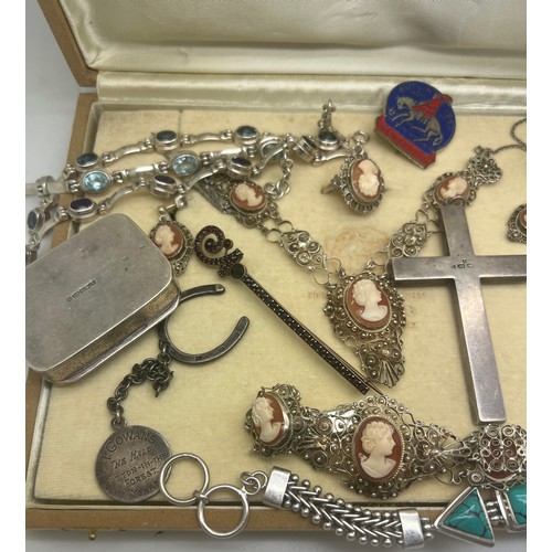 681 - Vintage and modern jewellery etc to include silver crucifix, silver box, bracelets and a cased sterl... 