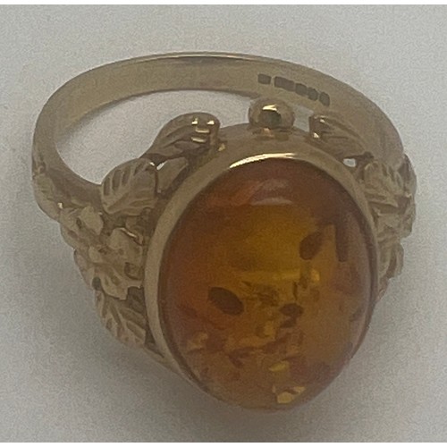 677 - A 9 carat gold and amber ring, size O, weight 4.1gm.