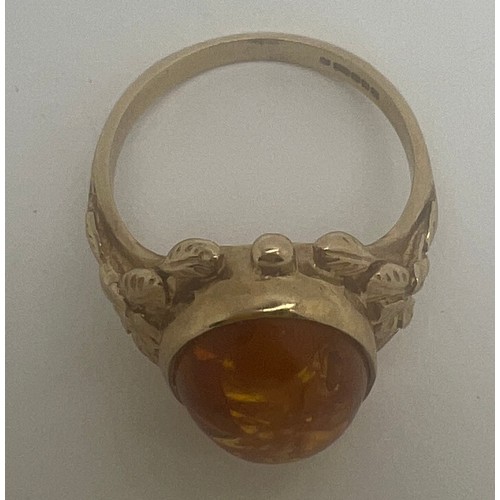 677 - A 9 carat gold and amber ring, size O, weight 4.1gm.