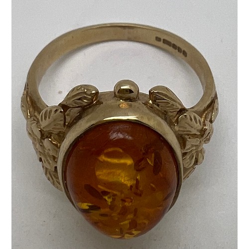 677 - A 9 carat gold and amber ring, size O, weight 4.1gm.