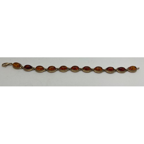 679 - Amber and nine carat gold bracelet. Weight 9.2gm. Length 18cm.