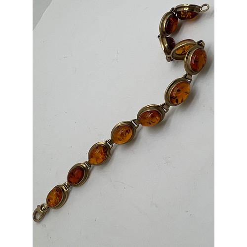 679 - Amber and nine carat gold bracelet. Weight 9.2gm. Length 18cm.