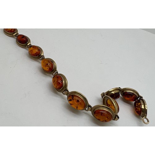 679 - Amber and nine carat gold bracelet. Weight 9.2gm. Length 18cm.