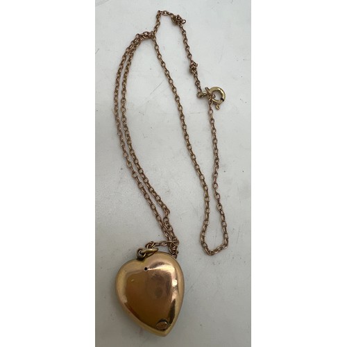 686 - A nine carat gold and turquoise heart shaped pendant suspended on a 9 carat gold chain. Chain 38cm l... 