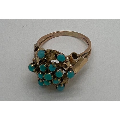 689 - A 14 carat gold ring set with turquoise. Size Q. Weight 4.3gm.