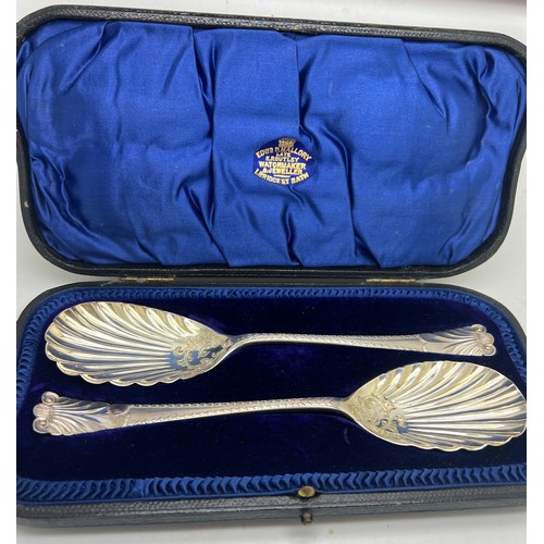 760 - A pair of shell shaped serving spoons in original presentation box, Sheffield 1905, maker Atkin Brot... 