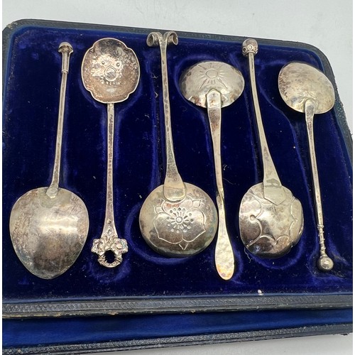 761 - A boxed set of six individual Arts and Crafts unmarked white metal spoons with planished bowls. Tota... 