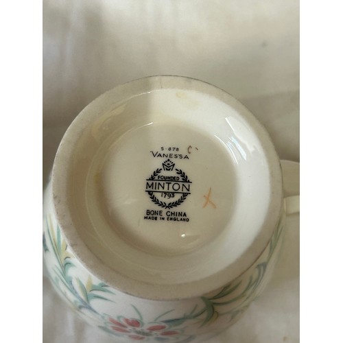 219 - Minton Vanessa pattern part service, to include 6 x dinner plates, 2 x plates 22cm d, 6 x plates 19.... 