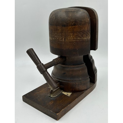 887 - A late 19thC wooden hat stretcher with metal turning handle and measurement plate, approx. 33cm h, t... 