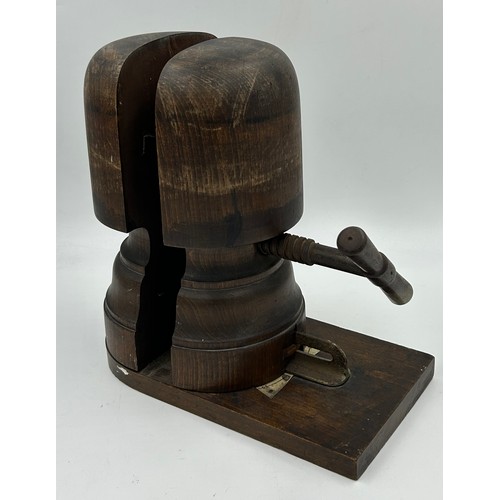 887 - A late 19thC wooden hat stretcher with metal turning handle and measurement plate, approx. 33cm h, t... 