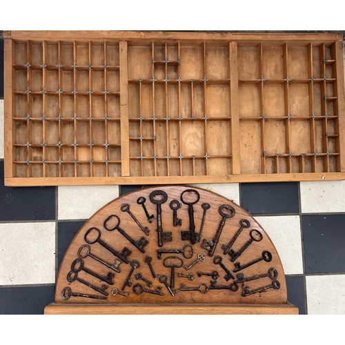 1290 - A wooden vintage printers block 83cm x 37cm and a display board containing a quantity of vintage key... 