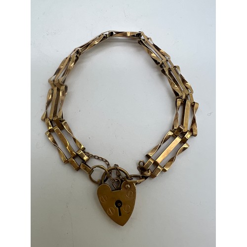 631 - A 9 carat gold gate bracelet with heart shaped padlock fastener. Weight 6.9gm.