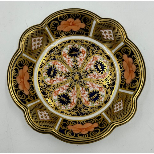 209 - A mixture of ceramics comprising: a Royal Crown Derby fluted dish in Old Imari pattern 14cm d, a Coa... 