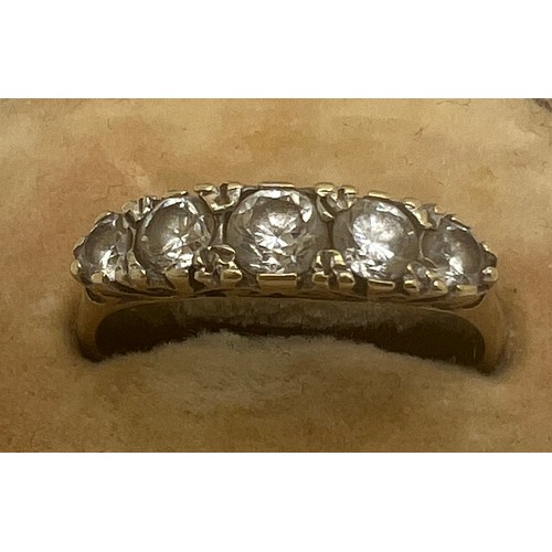 634 - A 9 carat gold ring set with CZ. Size O. Weight 1.9gm.