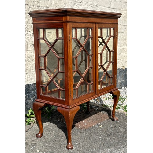 60 - A mahogany glazed display cabinet with 2 opening doors to front, glass shelf and lift up top. 87 h x... 