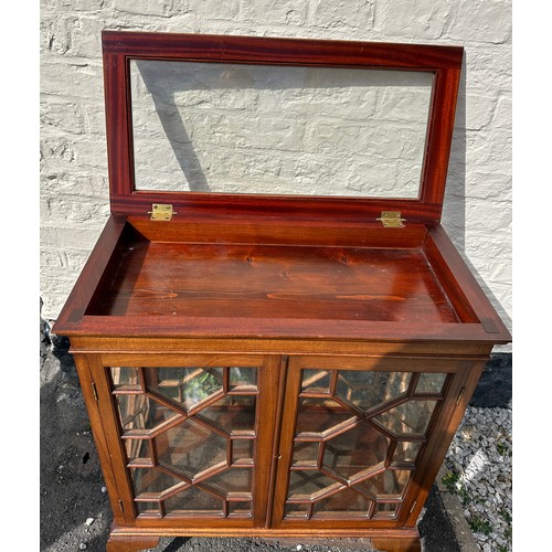 60 - A mahogany glazed display cabinet with 2 opening doors to front, glass shelf and lift up top. 87 h x... 