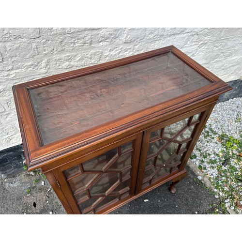 60 - A mahogany glazed display cabinet with 2 opening doors to front, glass shelf and lift up top. 87 h x... 