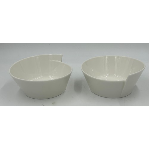 200 - Villeroy and Boch part dinner service in the 'New Wave' pattern to include: a large bowl 34cm d, 2 x... 