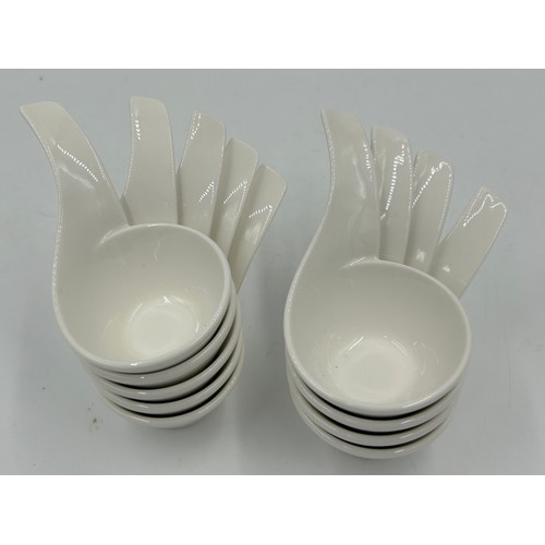 200 - Villeroy and Boch part dinner service in the 'New Wave' pattern to include: a large bowl 34cm d, 2 x... 