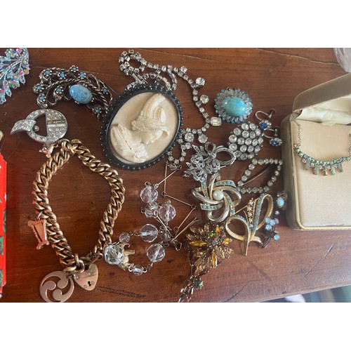 583 - A quantity of vintage costume jewellery to include Art Deco buckle, diamanté necklaces, brooches, st... 