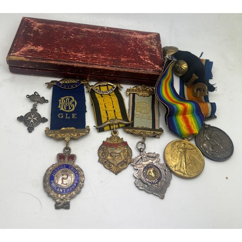 1031 - Two WWI service medals awarded to Pte L. Peart York. R 39047 with buttons/badges. Together with thre... 