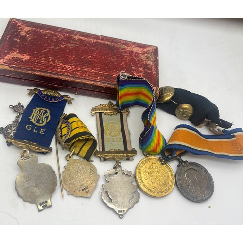 1031 - Two WWI service medals awarded to Pte L. Peart York. R 39047 with buttons/badges. Together with thre... 