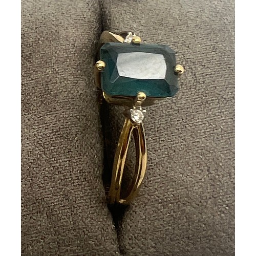 665 - A nine carat gold gem set ring, size R. Weight 2.2gm.