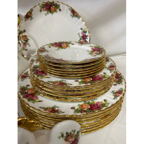 191 - Royal Albert Country Roses : 8 x dinner plates 26.5cm d, cake plate, 2 raised bowls 17cm d, 6 x plat... 