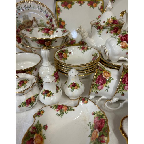 191 - Royal Albert Country Roses : 8 x dinner plates 26.5cm d, cake plate, 2 raised bowls 17cm d, 6 x plat... 