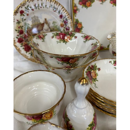 191 - Royal Albert Country Roses : 8 x dinner plates 26.5cm d, cake plate, 2 raised bowls 17cm d, 6 x plat... 