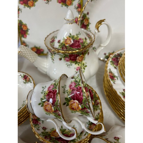 191 - Royal Albert Country Roses : 8 x dinner plates 26.5cm d, cake plate, 2 raised bowls 17cm d, 6 x plat... 