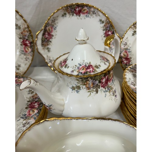 180 - Royal Albert in the Autumn Roses pattern comprising 6 x dinner plates 26cm d, 13 x medium plates 21c... 