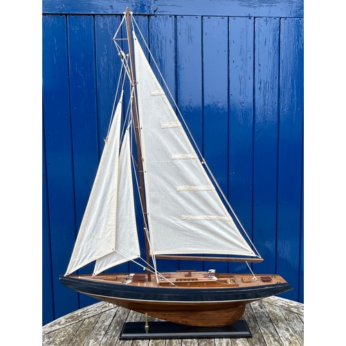 1305 - A single masted pond yacht on a permanent stand. Total height 99cm h x 77cm w.