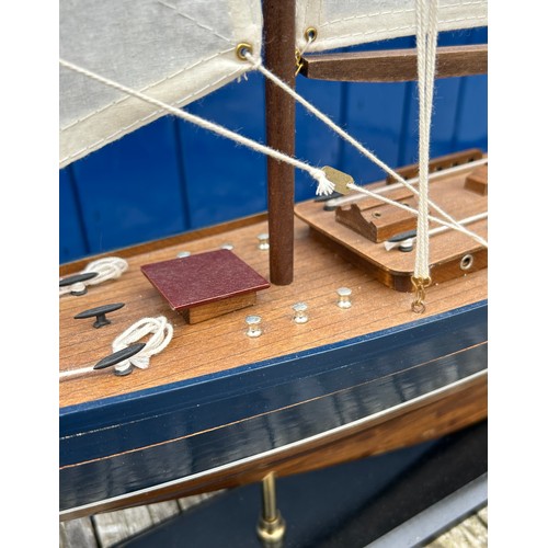 1305 - A single masted pond yacht on a permanent stand. Total height 99cm h x 77cm w.