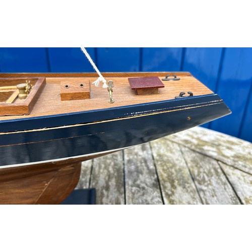 1305 - A single masted pond yacht on a permanent stand. Total height 99cm h x 77cm w.